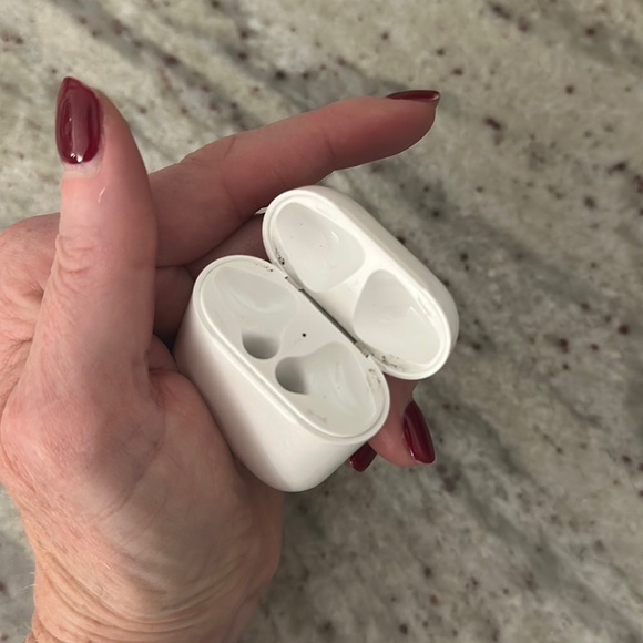 Apple AirPods with Charger 2nd Generation - Picture 5 of 8